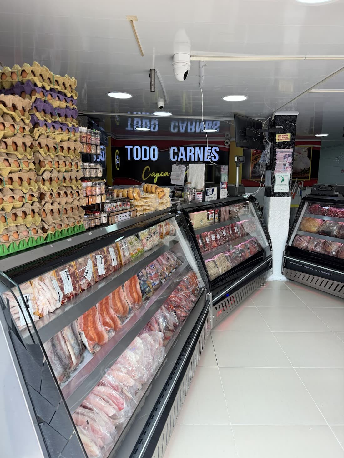 Interior de Todo Carnes Cajicá con vitrina de carnes