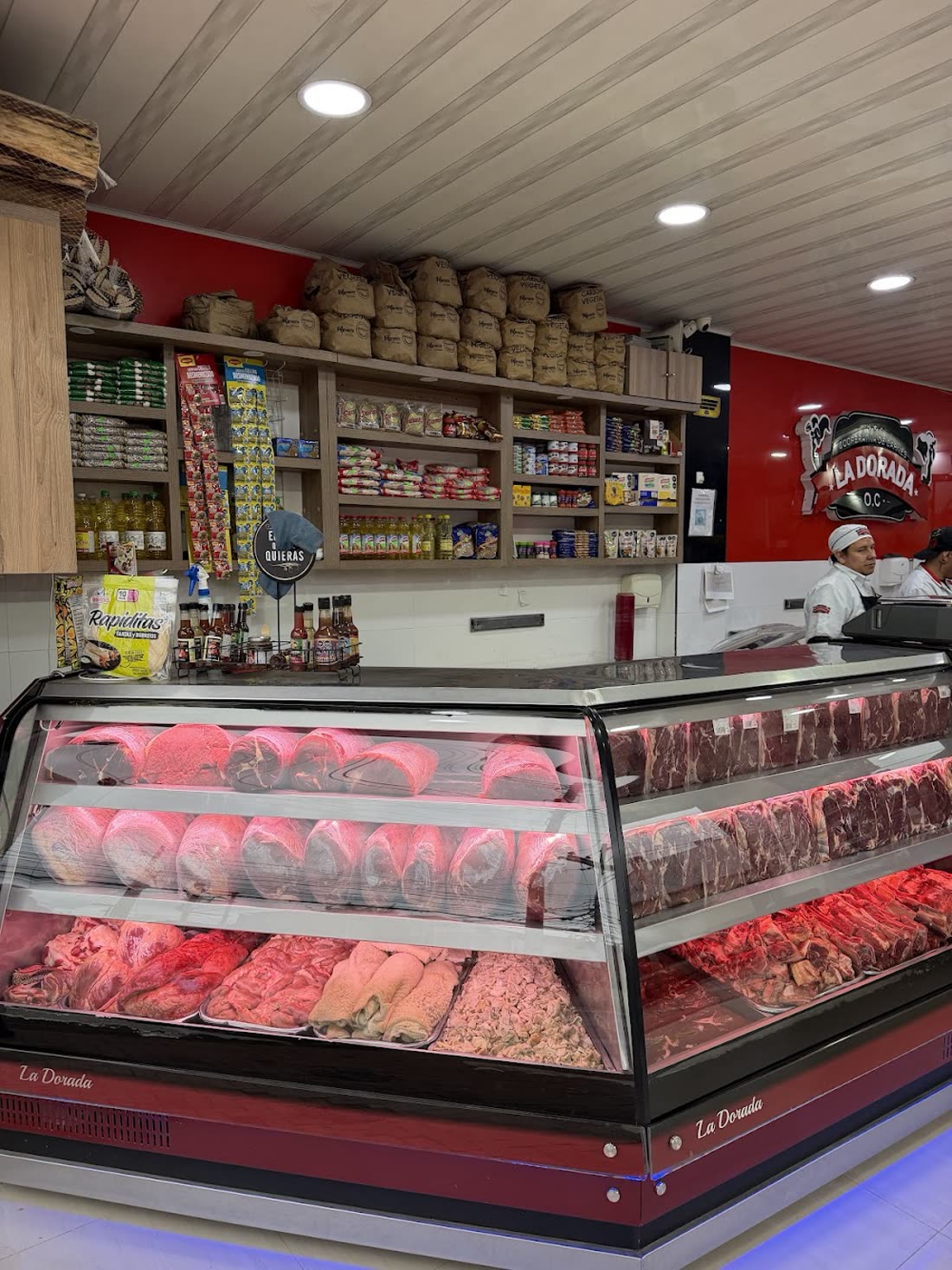 Vitrina de carnes frescas de res, cerdo y pollo