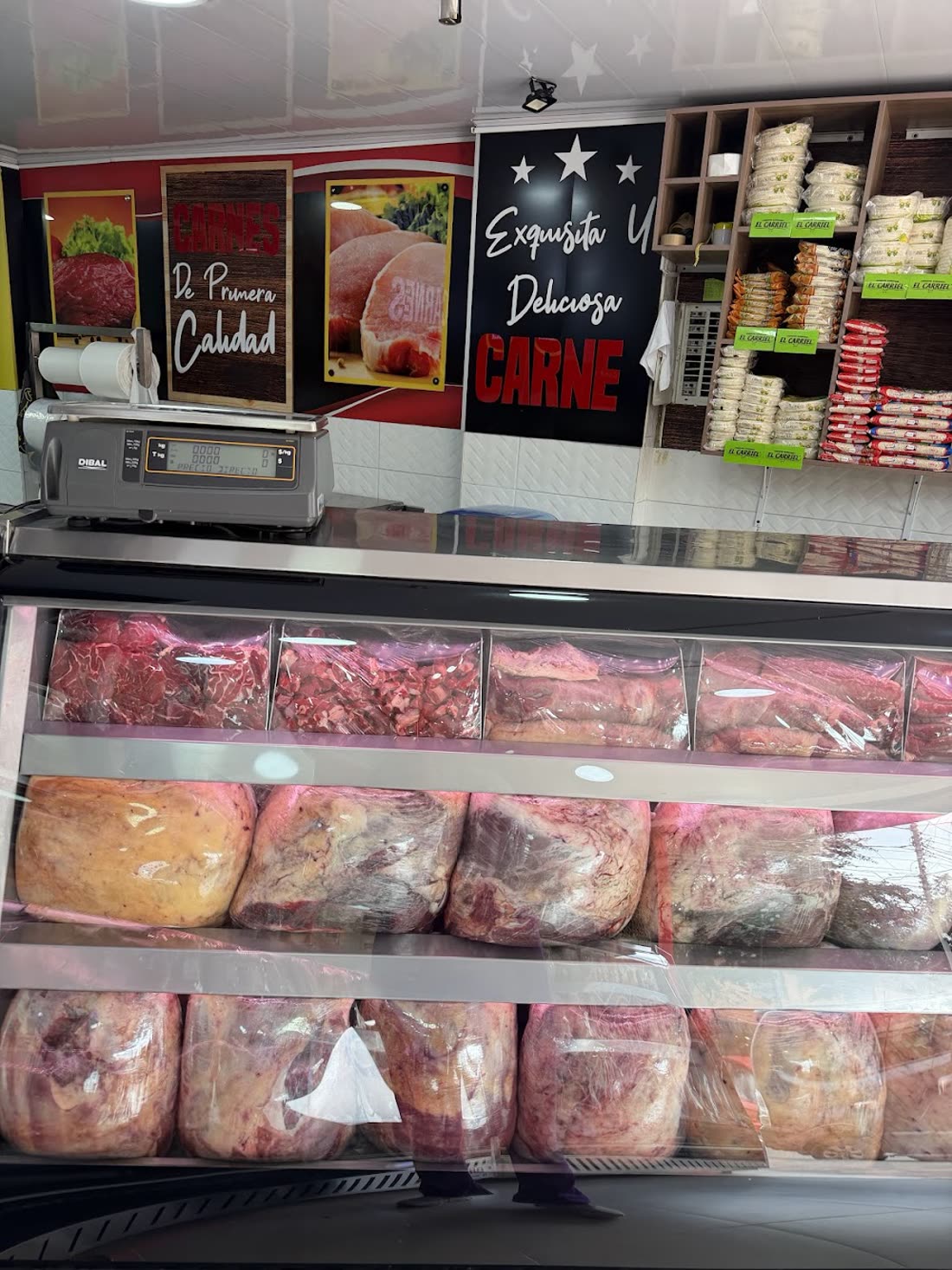 Cortes frescos en exhibición — Todo Carnes